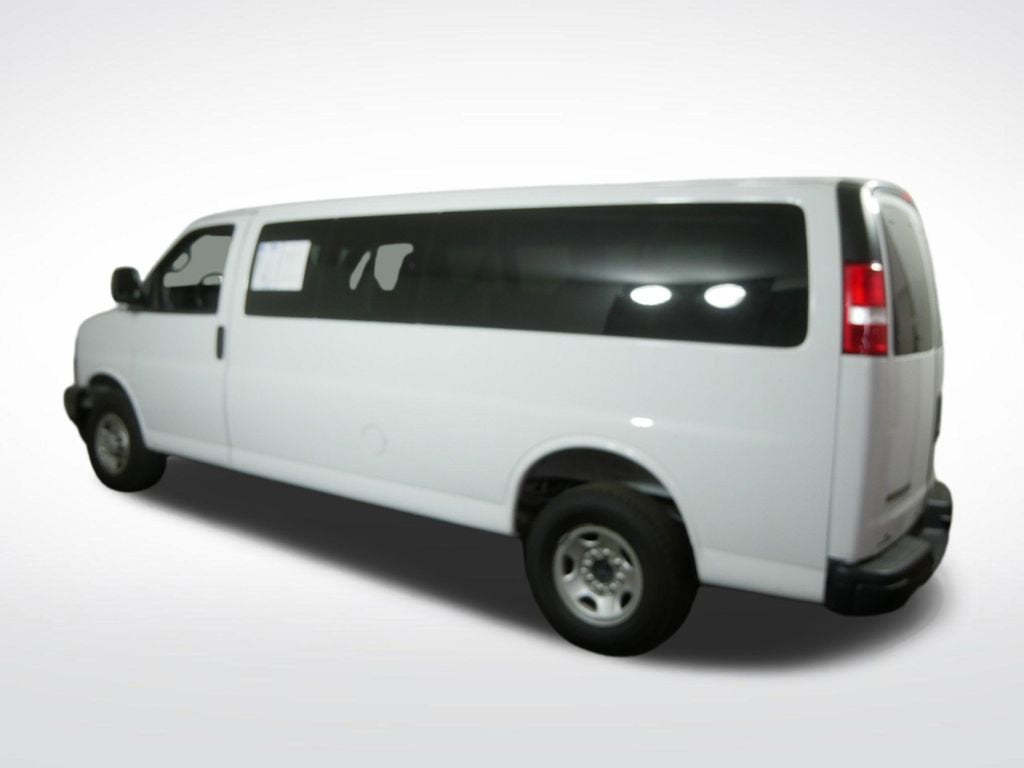 2023 Chevrolet Express Passenger 3500 1LS