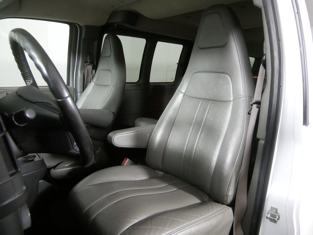 2023 Chevrolet Express Passenger 3500 1LS