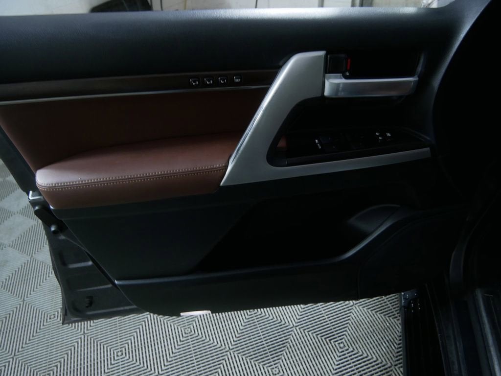 2019 Toyota Land Cruiser V8