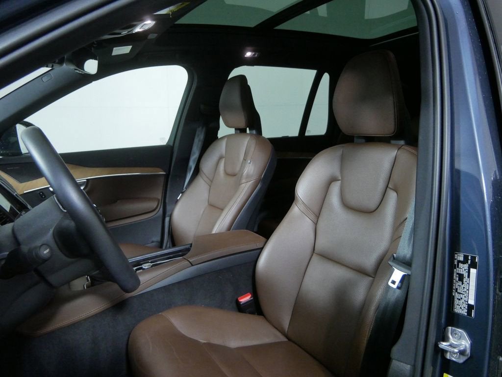 2021 Volvo XC90 T6 Momentum 7 Passenger