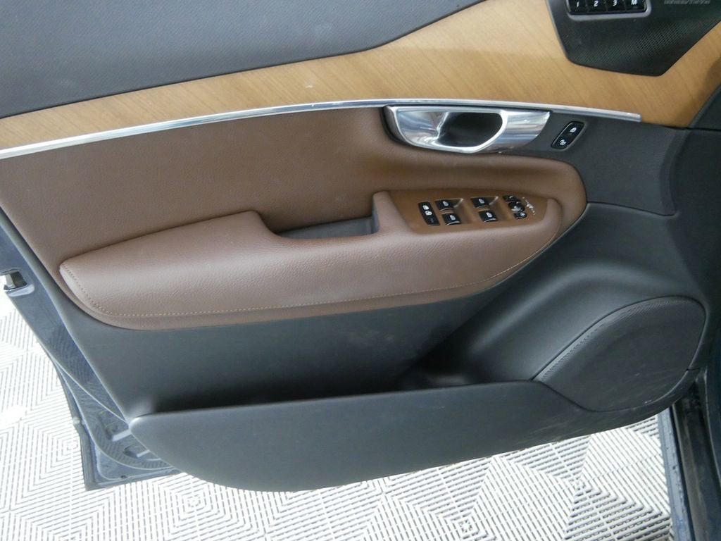 2021 Volvo XC90 T6 Momentum 7 Passenger