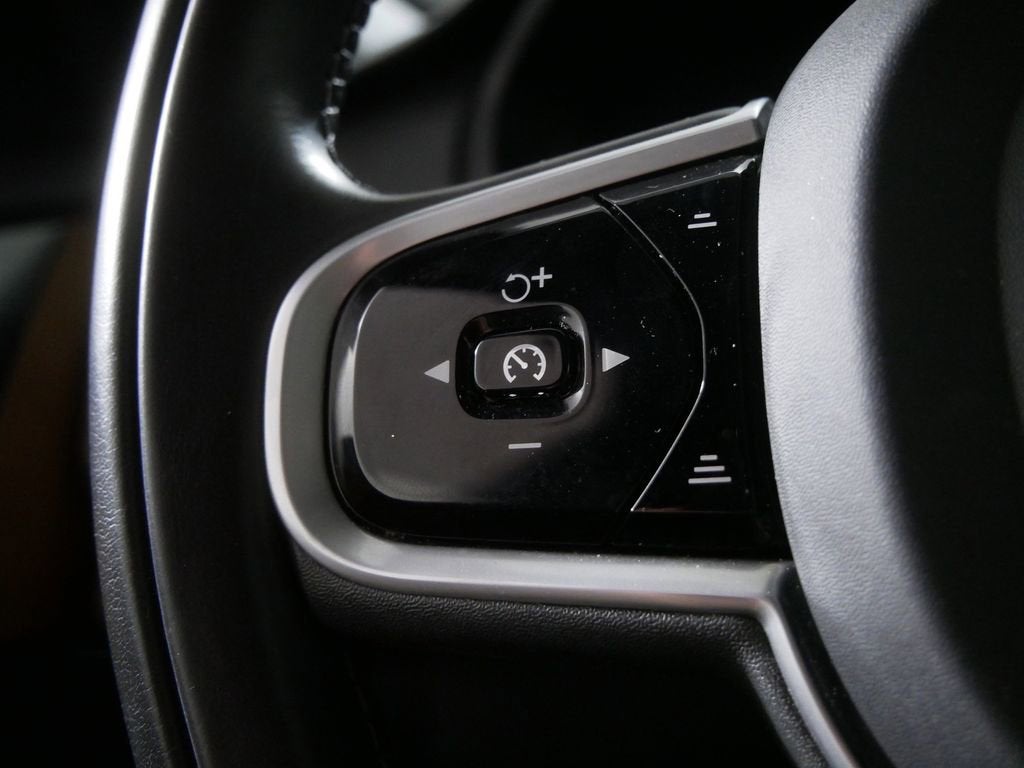 2021 Volvo XC90 T6 Momentum 7 Passenger