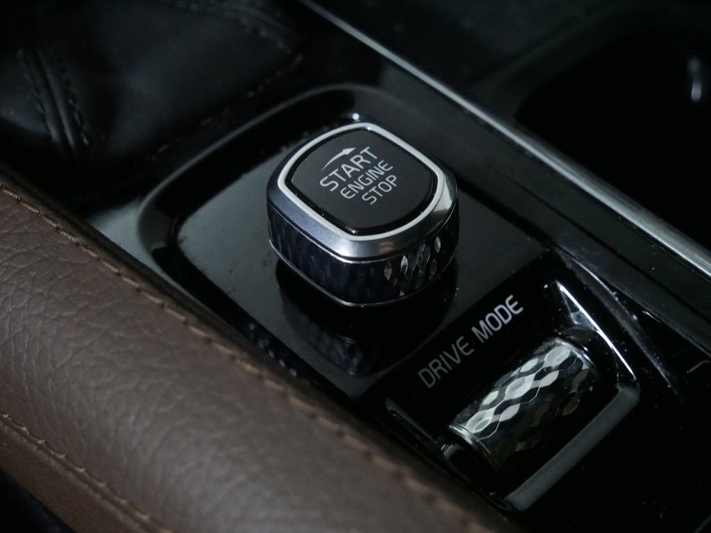 2021 Volvo XC90 T6 Momentum 7 Passenger
