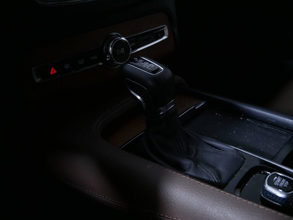 2021 Volvo XC90 T6 Momentum 7 Passenger